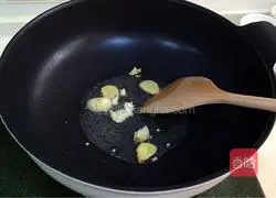 Illustration of how to make fried clams with red glutinous rice 3