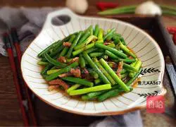 Illustration of how to stir-fry pork with garlic moss 13