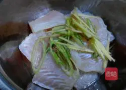 Illustration of how to make pan-fried Longli fish 2