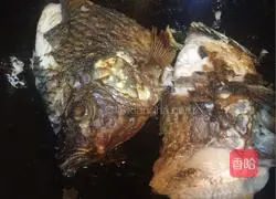 Illustration of Laoganma's recipe for stuffed tilapia with garlic sprouts, parsley and celery 3