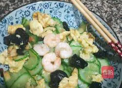Illustration of how to make scrambled eggs with cucumber, shrimp, fungus and fungus 8