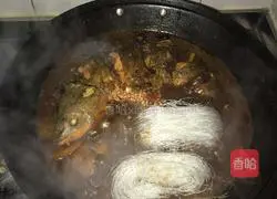 Illustration of how to stew fish in iron pot 14