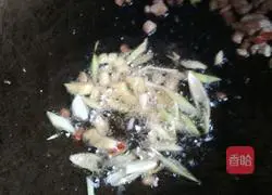 Illustration of how to make fried beans and diced pork 10