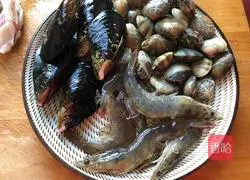 Illustration of how to steam small seafood 3