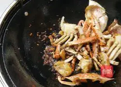 Illustration of how to cook crabs in typhoon shelter 9