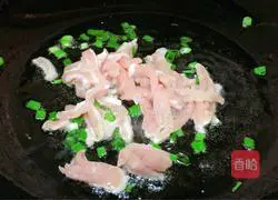 Illustration of how to make day lily stir-fried shredded pork 6