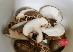 Illustration of how to cook gluten with yuba and fungus 4