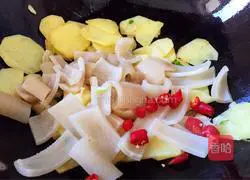 Illustration of how to cook potato slices with pork skin 7