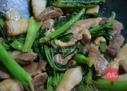 Illustration of how to stir-fry pork with spring vegetables 6