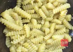 Illustration of how to make wolf tooth potatoes 6