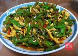 Illustration of how to stir-fry shredded chicken with green pepper 9