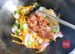 Illustration of how to make fried meat with onions and carrots 4