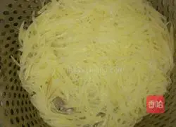 Illustration of making spicy and sour potato shreds 7