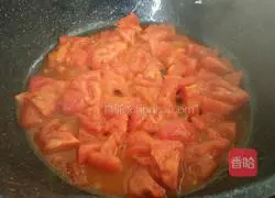 Illustration of how to make tomato fish soup 10