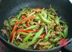 Lean celery meat Illustration of how to make fried potatoes 12