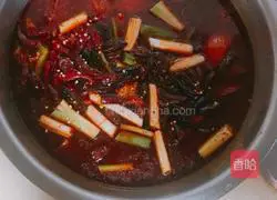 Illustration of how to make fat intestine and pork ribs hot pot 6