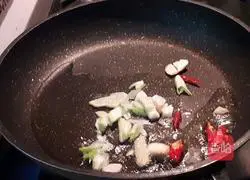 Illustration of how to make fried fat intestines with green garlic 3