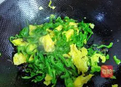 Illustration of how to make scrambled eggs with green pepper and fungus 8