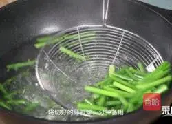 Illustration of how to stir-fry the snail slices with garlic sprouts 2