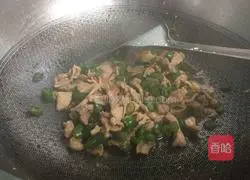 Illustration of how to make fried meat with green pepper 7