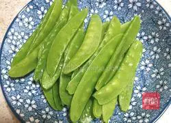 Illustration of how to cook chicken wings and snow peas 11