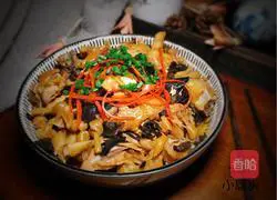 Illustration of how to make steamed chicken with golden needles and fungus 14