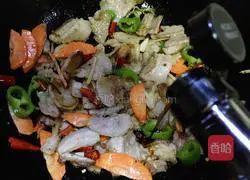 Illustration of how to make fried pork belly with peppers and carrots 10