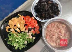 Illustration of how to stir-fry diced chicken with fungus 3