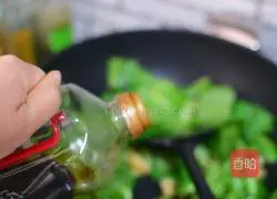 Illustration of how to stir-fry Chinese cabbage with mushrooms 6