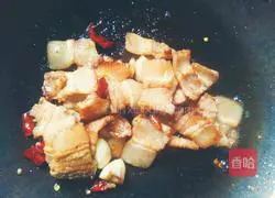 Illustration of how to stew fresh meat and dried radish slices 6