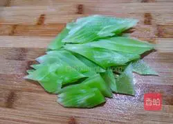 Illustration of how to make stir-fried sausages with lettuce, ginger and carrot 4