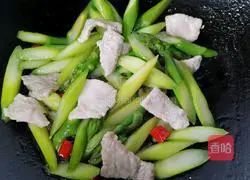 Illustration of how to make asparagus and fried meat slices 9