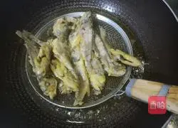 Illustration of how to make fried (barbecued) small yellow croaker 6