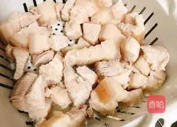 Illustration of how to make braised pork with fried tofu 1