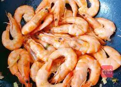 Illustration of braised prawns in oil 6