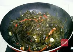 Illustration of how to make spicy fried kelp shreds 8