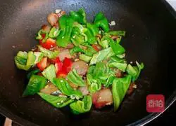 Illustration of how to stir-fry bacon with pepper 6
