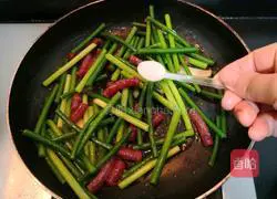 Illustration of how to make fried sausage with garlic sprouts 12