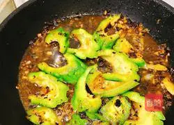 Illustration of how to make braised fish with bitter melon in drum juice 6