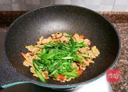 Illustration of how to make asparagus and fried meat slices 10