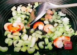 Illustration of how to stir-fry shrimps with celery 10