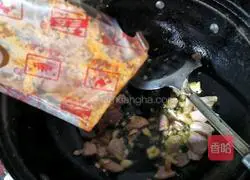 Illustration of how to make hand-shredded cabbage and fried bacon 6