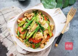 Illustration of how to make asparagus and fried meat slices 14