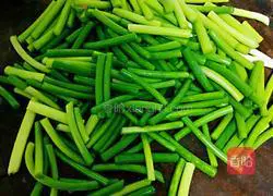 Illustration of how to make fried meat with garlic sprouts 11