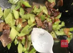 Illustration of how to make fried bacon and lettuce 10