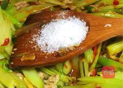 Illustration of how to make shredded pork with double pepper 9