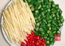 Zigong Fresh Pepper Rabbit Recipe Illustration 2