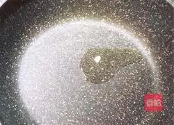 Sichuan - Illustration of how to stir-fry bacon with walnut flowers 8