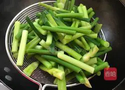 Illustration of how to stir-fry bacon with garlic moss 6