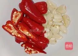 Illustration of how to put potato vermicelli on the little rooster 1